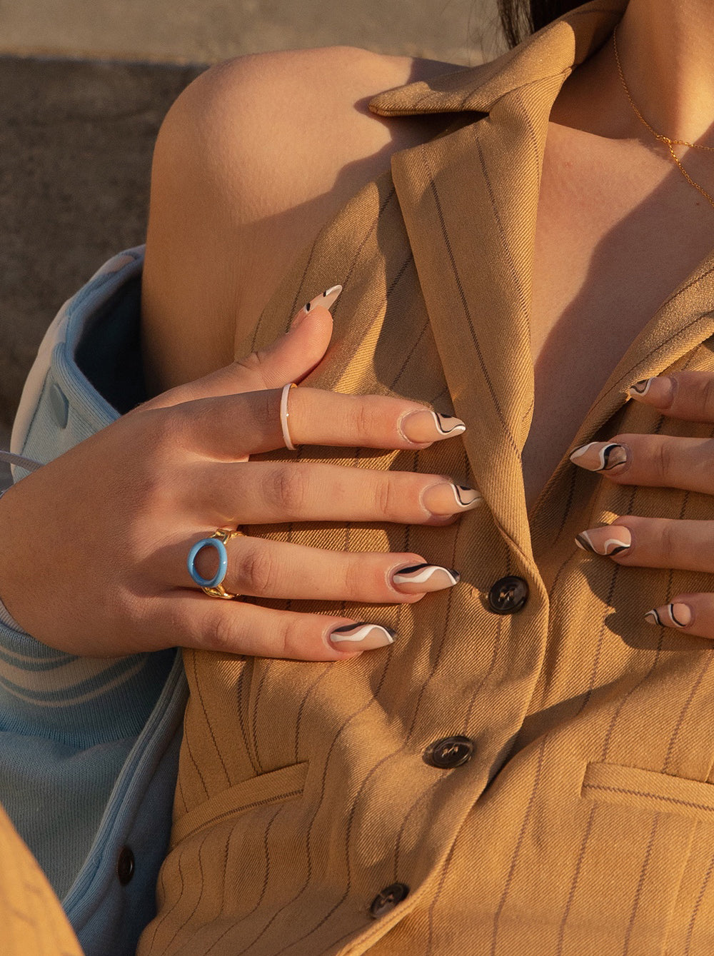 Anillos de diseño motivo curvilíneo con esmalte azul