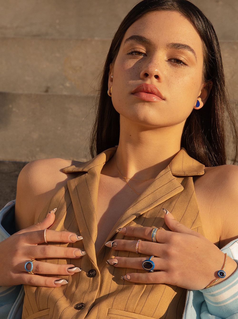 Anillos de diseño motivo curvilíneo con esmalte azul