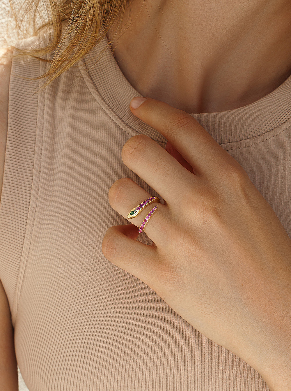 Anillos de diseño silueta de serpiente con circonitas púrpura-LINEARGENT