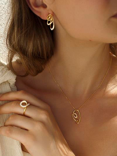 Anillos de diseño tirabuzón esmalte y baño de oro