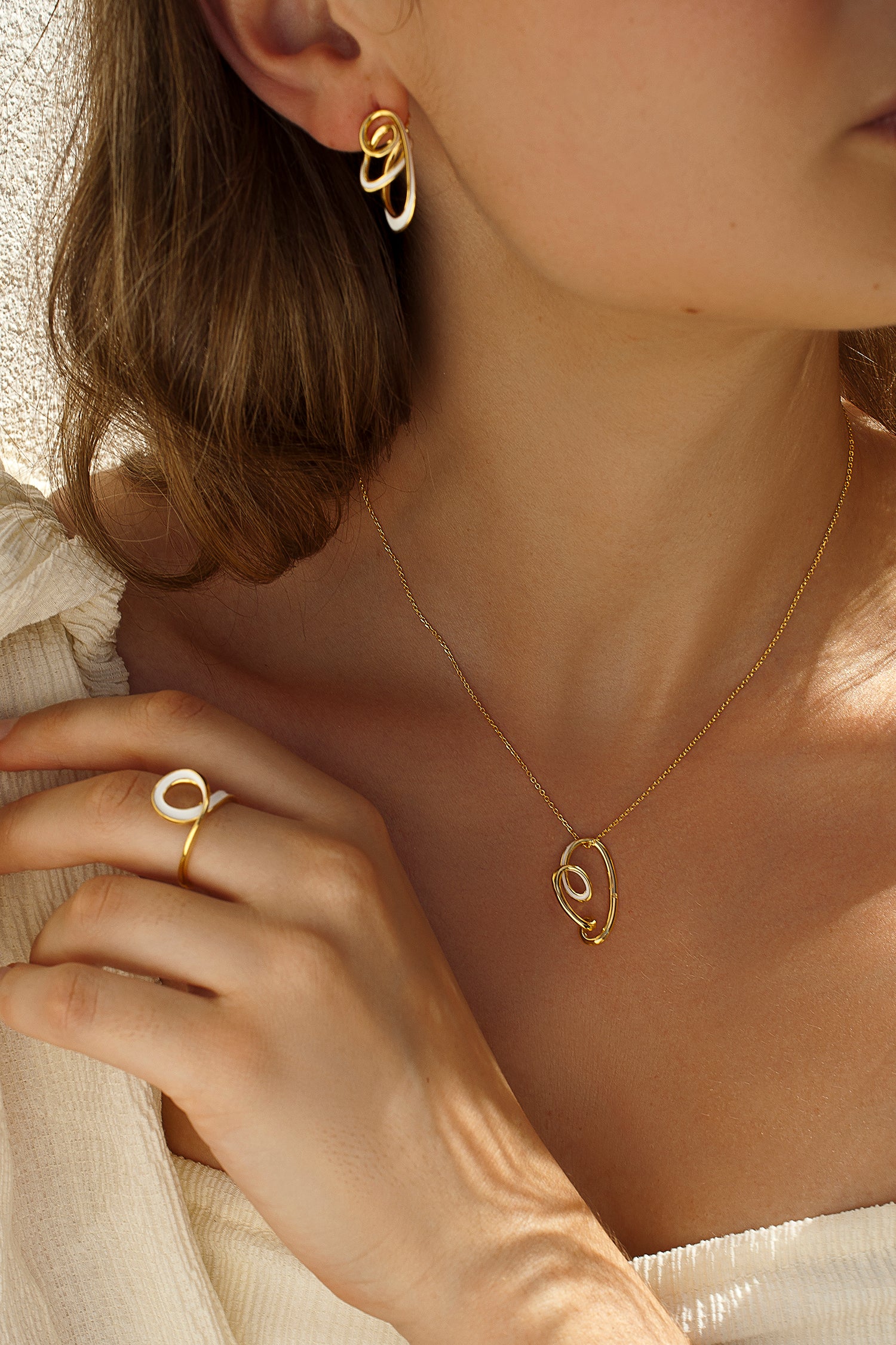 Anillos de diseño tirabuzón esmalte y baño de oro