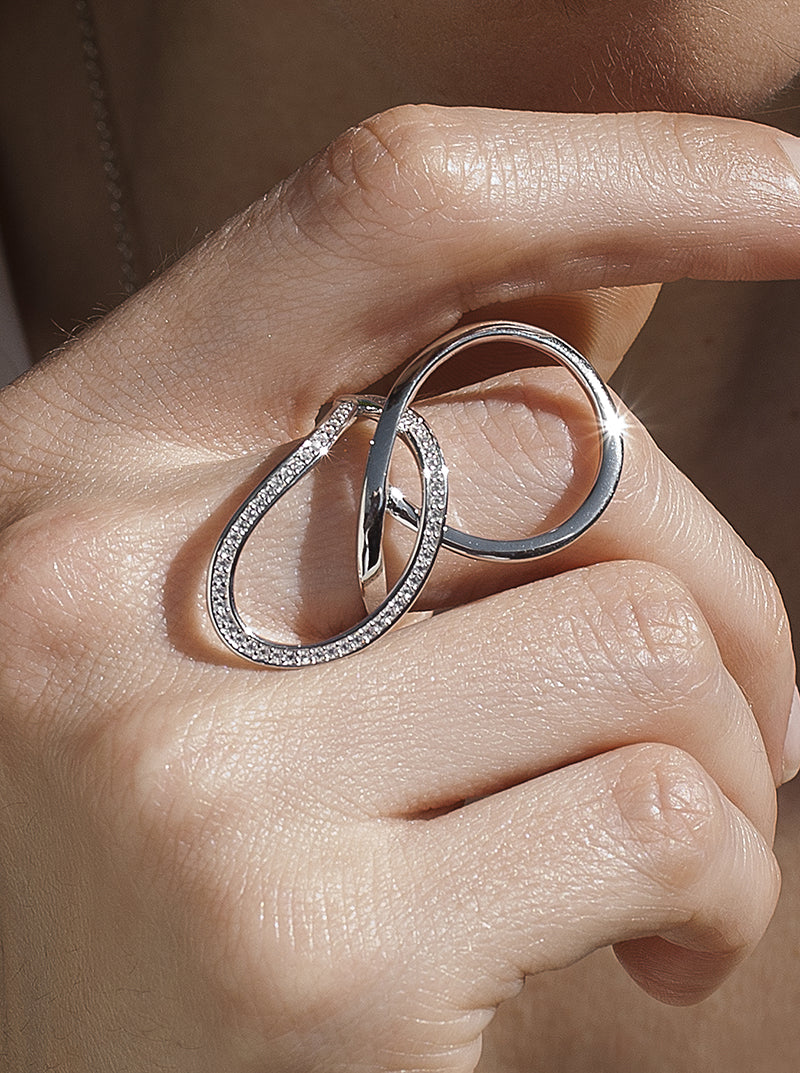 bagues de argent design avec deux larmes entrelacées