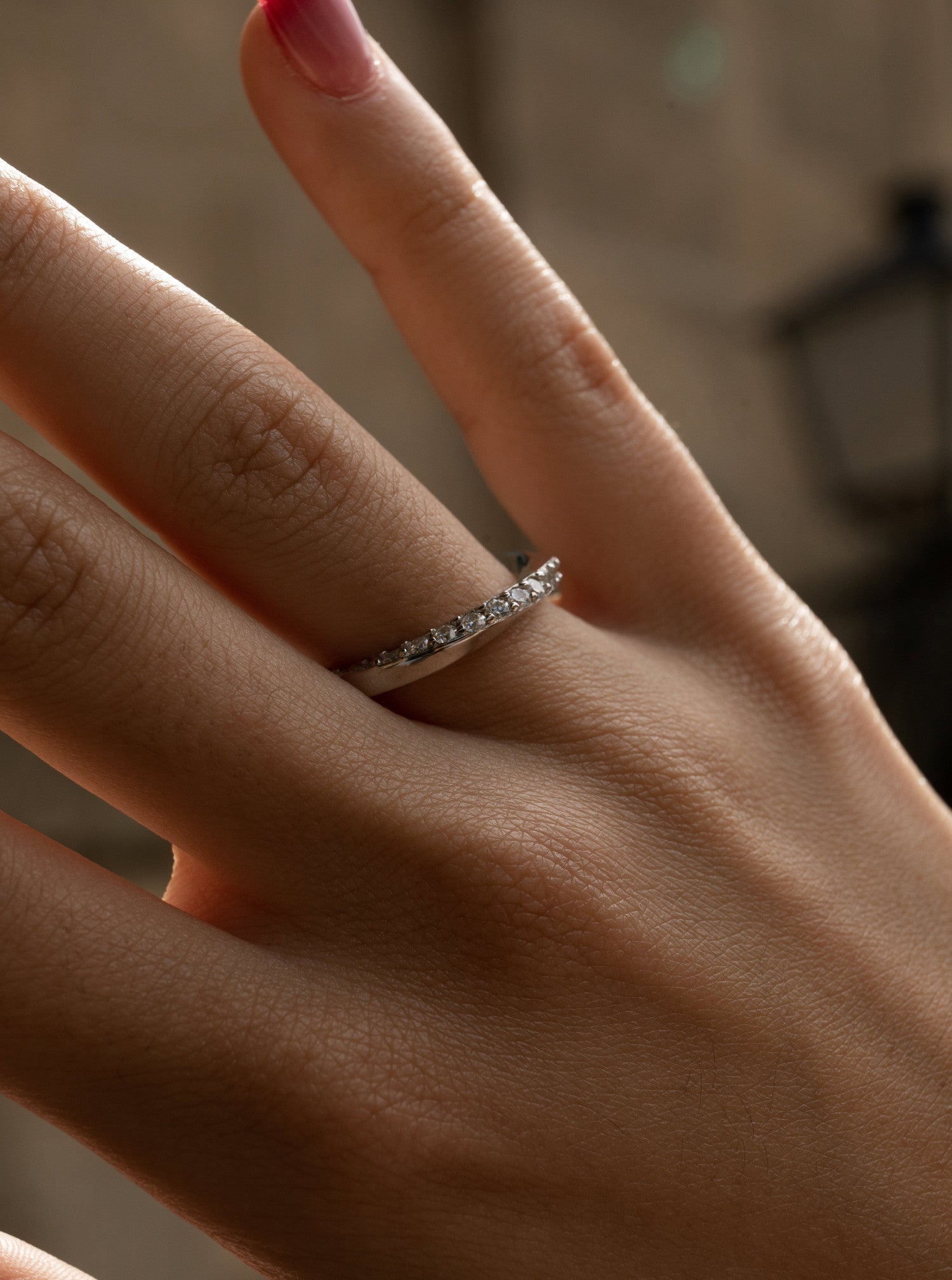 Anillos finos de diseño envolvente con circonitas