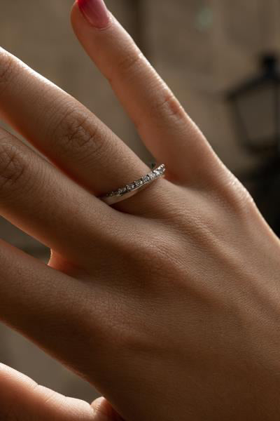 Anillos finos de diseño envolvente con circonitas