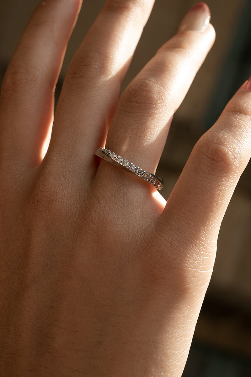 Anillos finos de diseño envolvente con circonitas