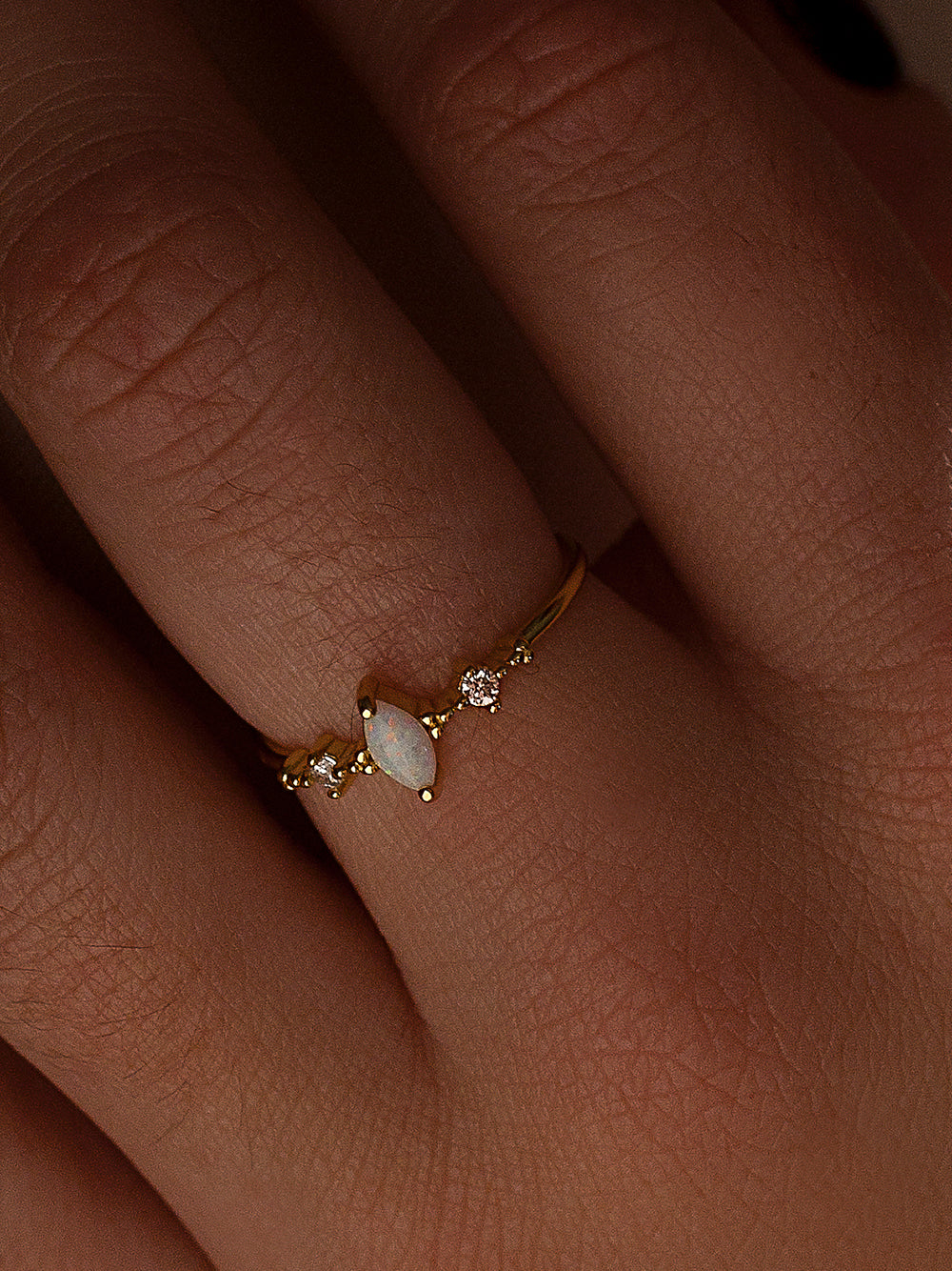 Anillos finos de plata bañada en oro con ópalo central y circonitas-LINEARGENT