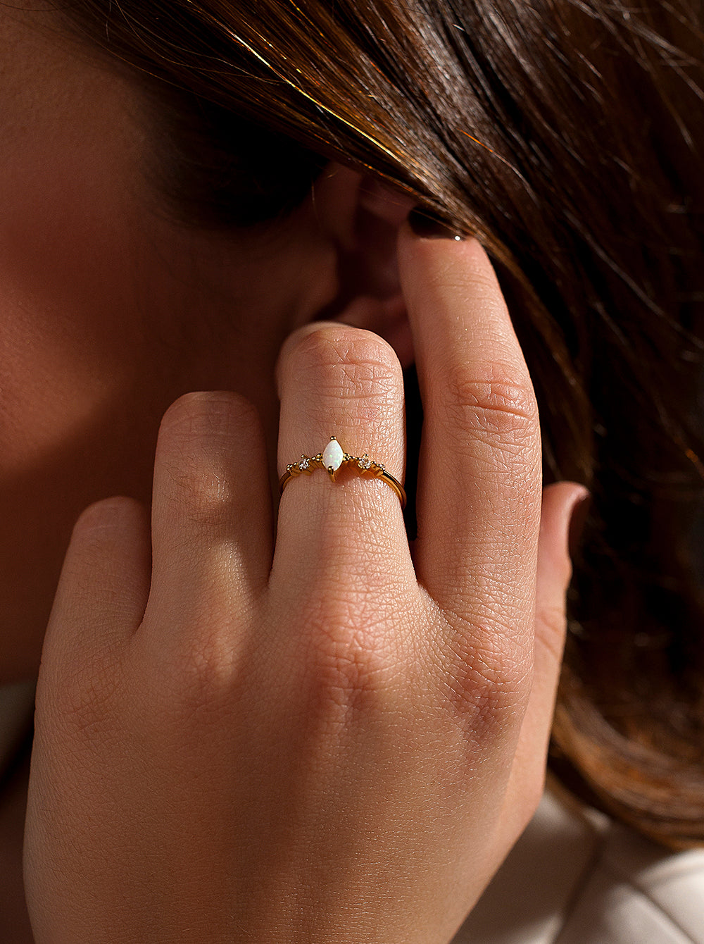 Anillos finos de plata bañada en oro con ópalo central y circonitas