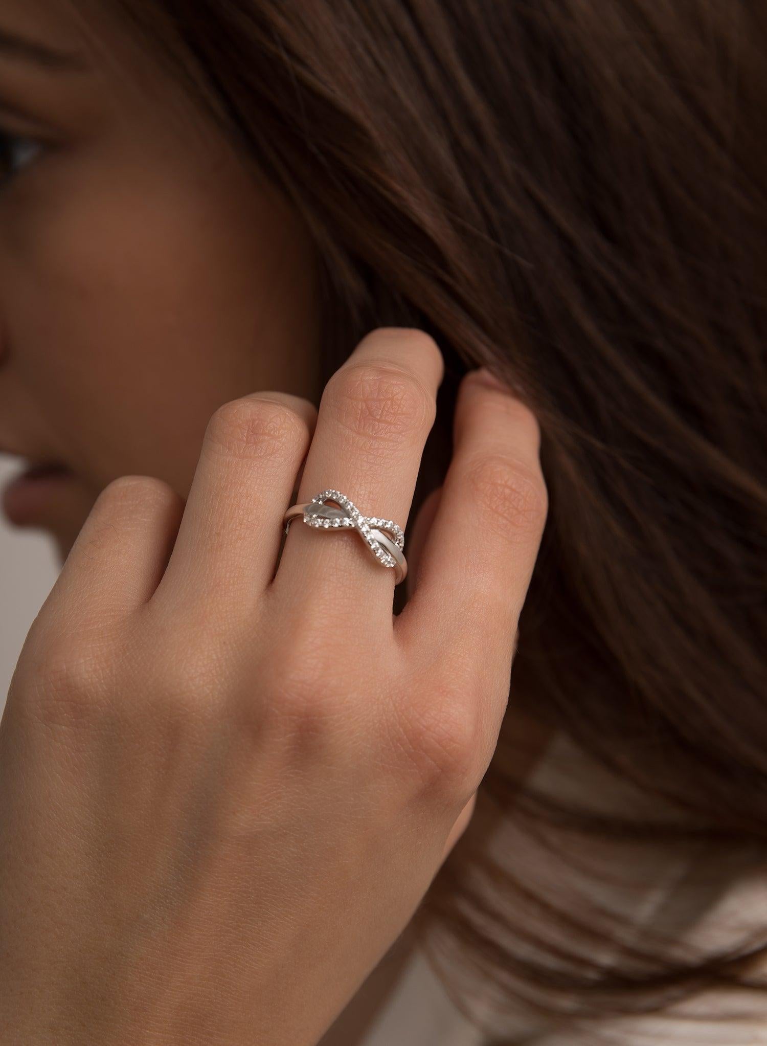 Rings fins de argent avec zircons design de infini