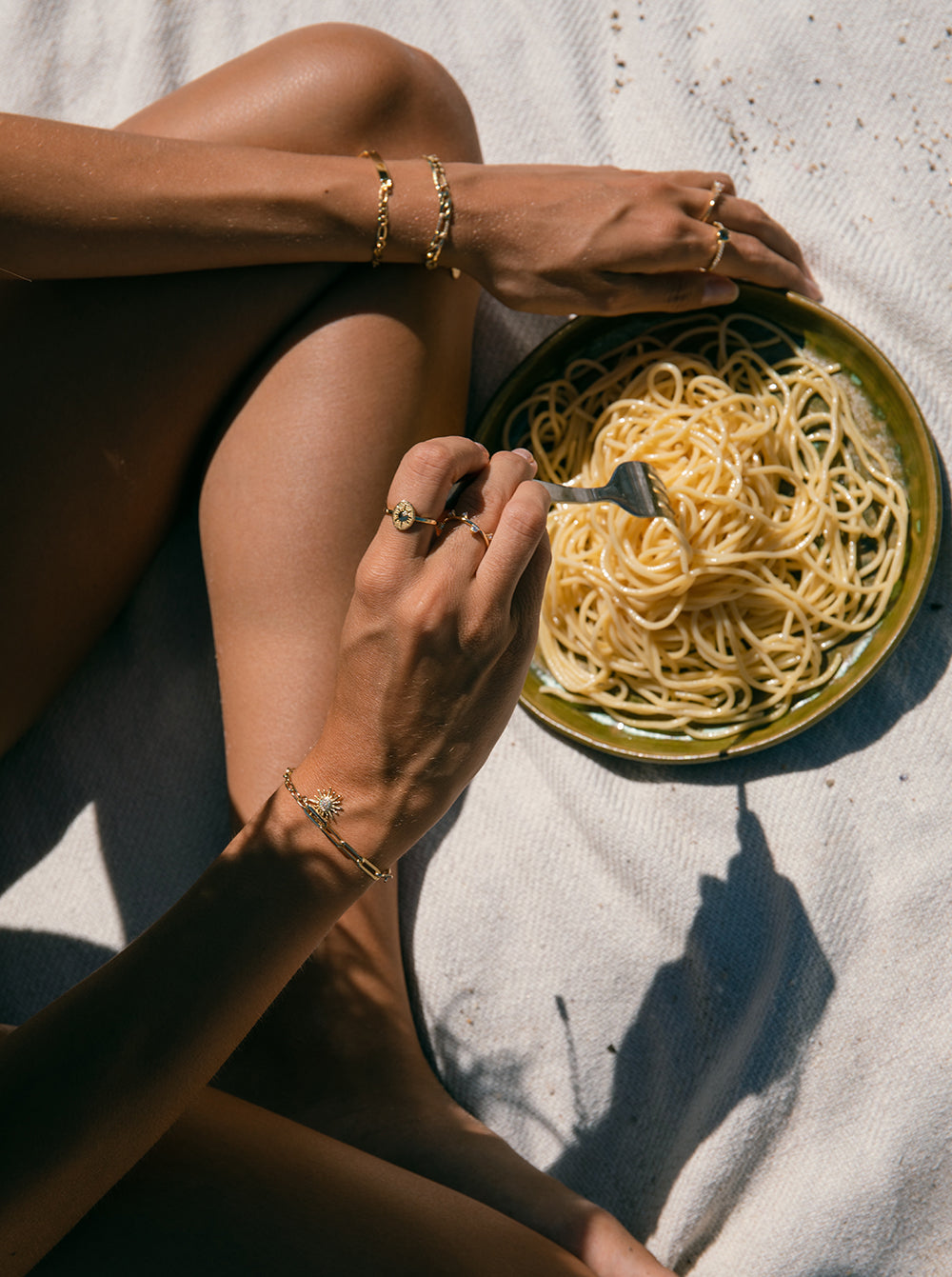 Anillos finos de plata con gema tono calcedonia y circonitas-LINEARGENT