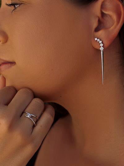 Anillos finos de plata de estilo curvilíneo con circonitas talla marquesa