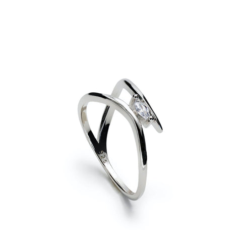 Anillos finos de plata de estilo curvilíneo con circonitas talla marquesa