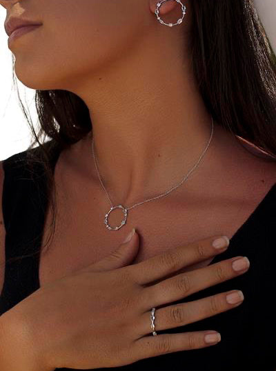 Anillos finos diseño de cuarzos adamantinos espaciados