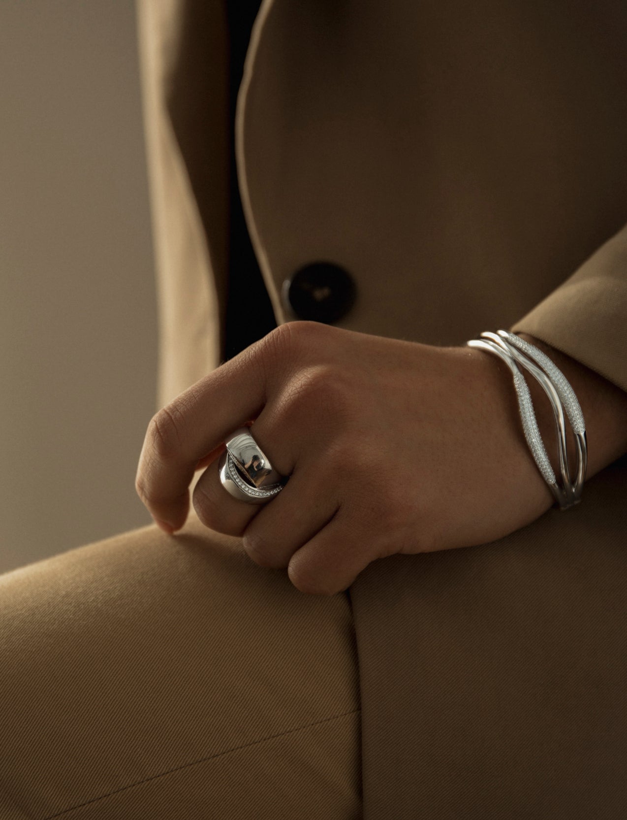 grandes bagues design curviligne entrelacé avec zircons