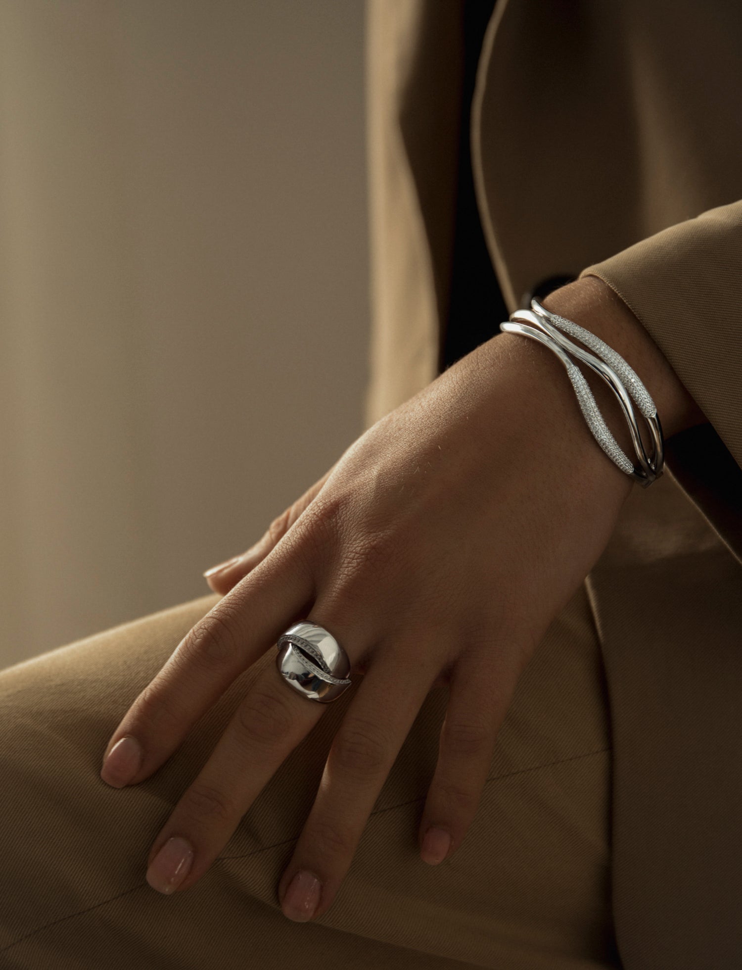 grandes bagues design curviligne entrelacé avec zircons