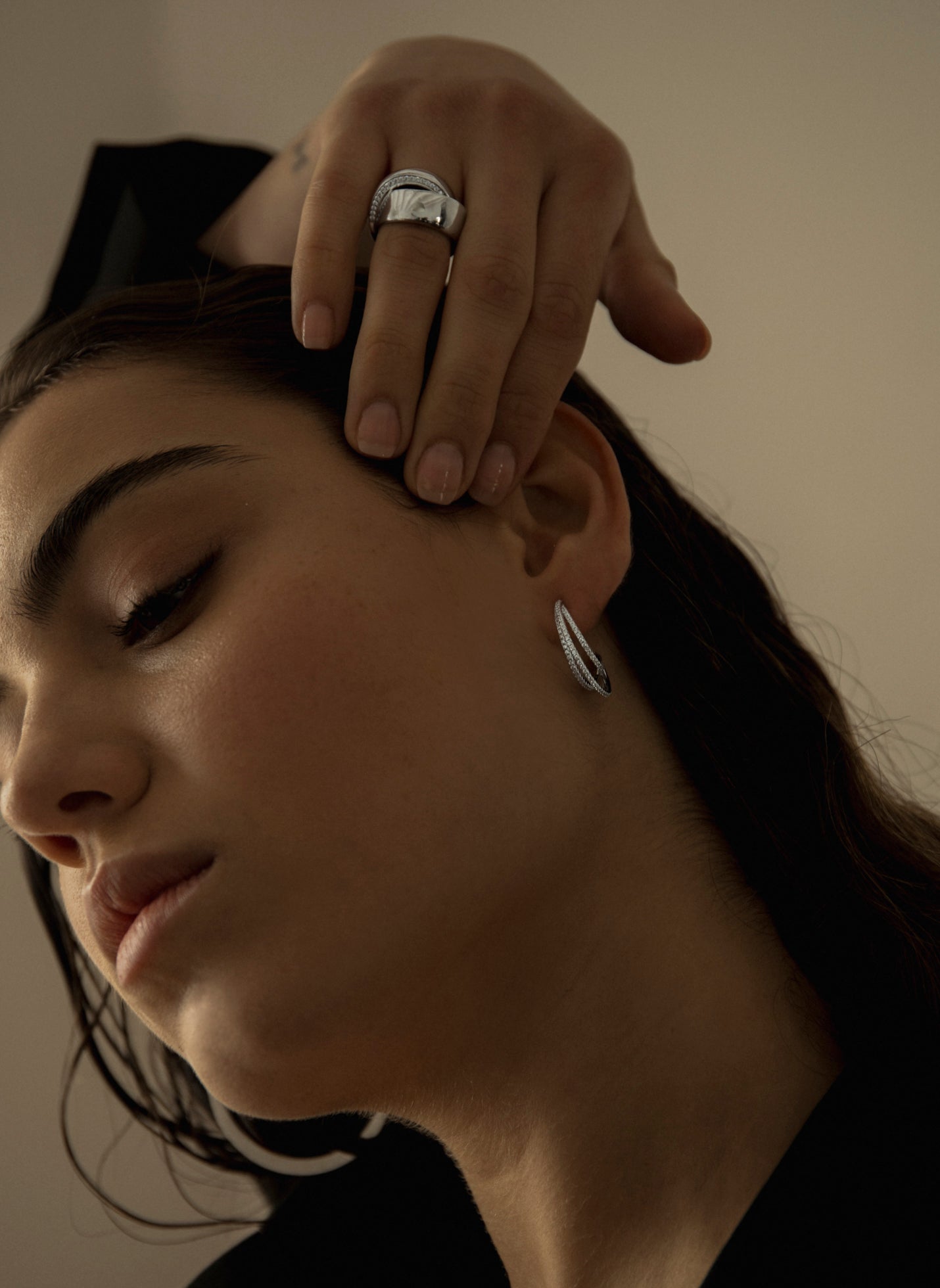 grandes bagues design curviligne entrelacé avec zircons