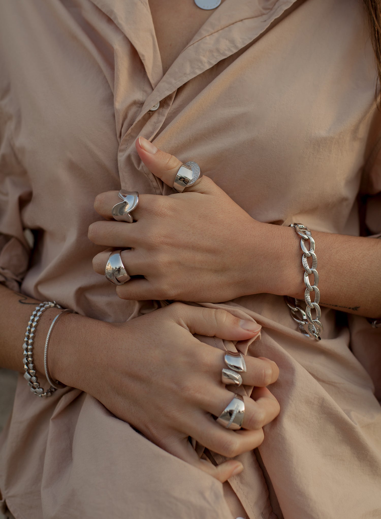 Anillos grandes estilo cruzado con circonitas