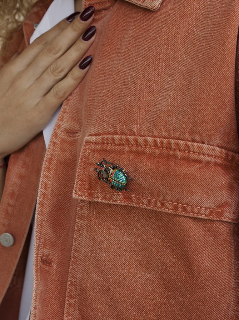 Brooch with zirconias and varnish in beetle shape