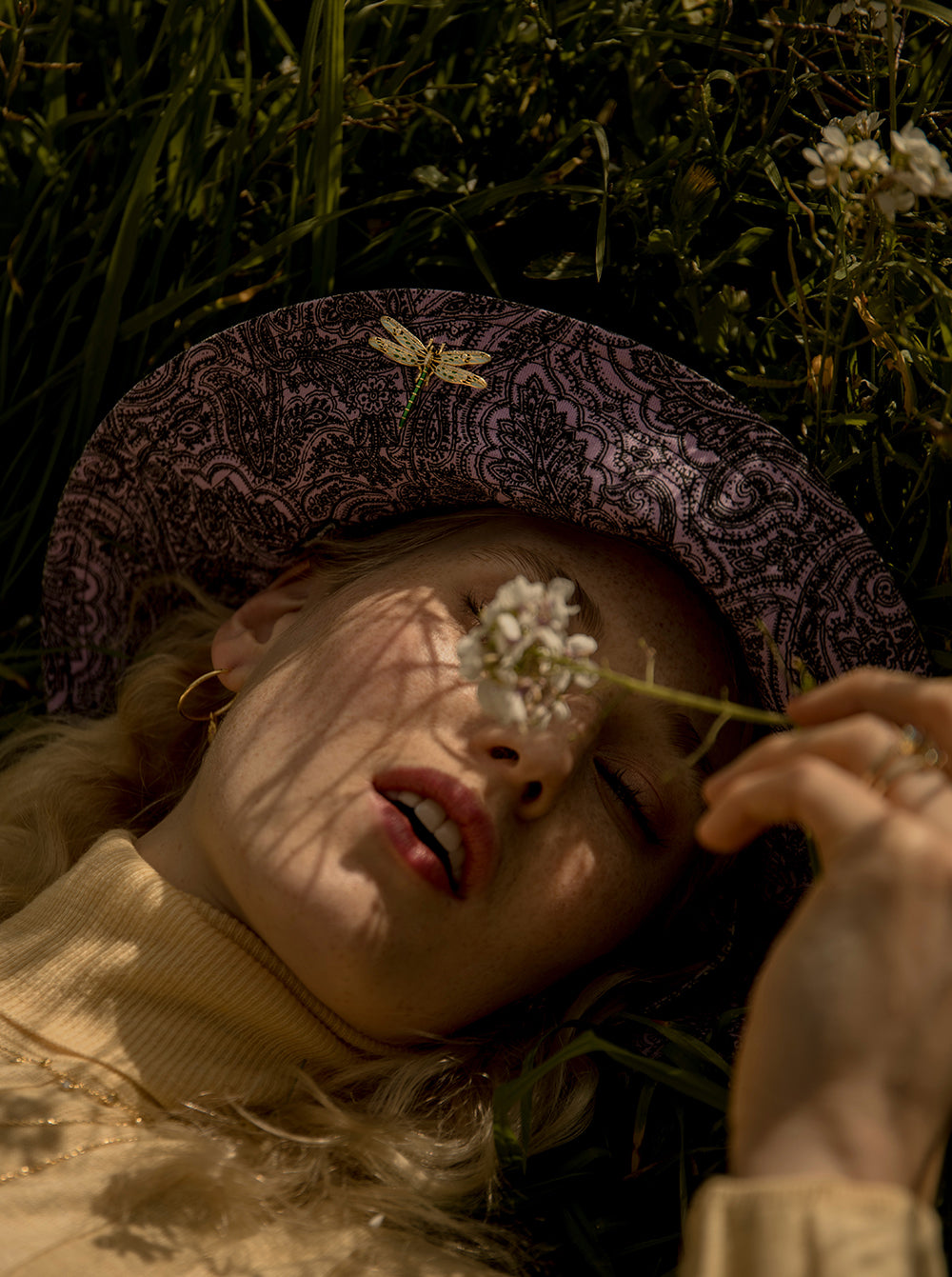 Brocheargent  or avec design dde libellule composée de zirconias multicolore