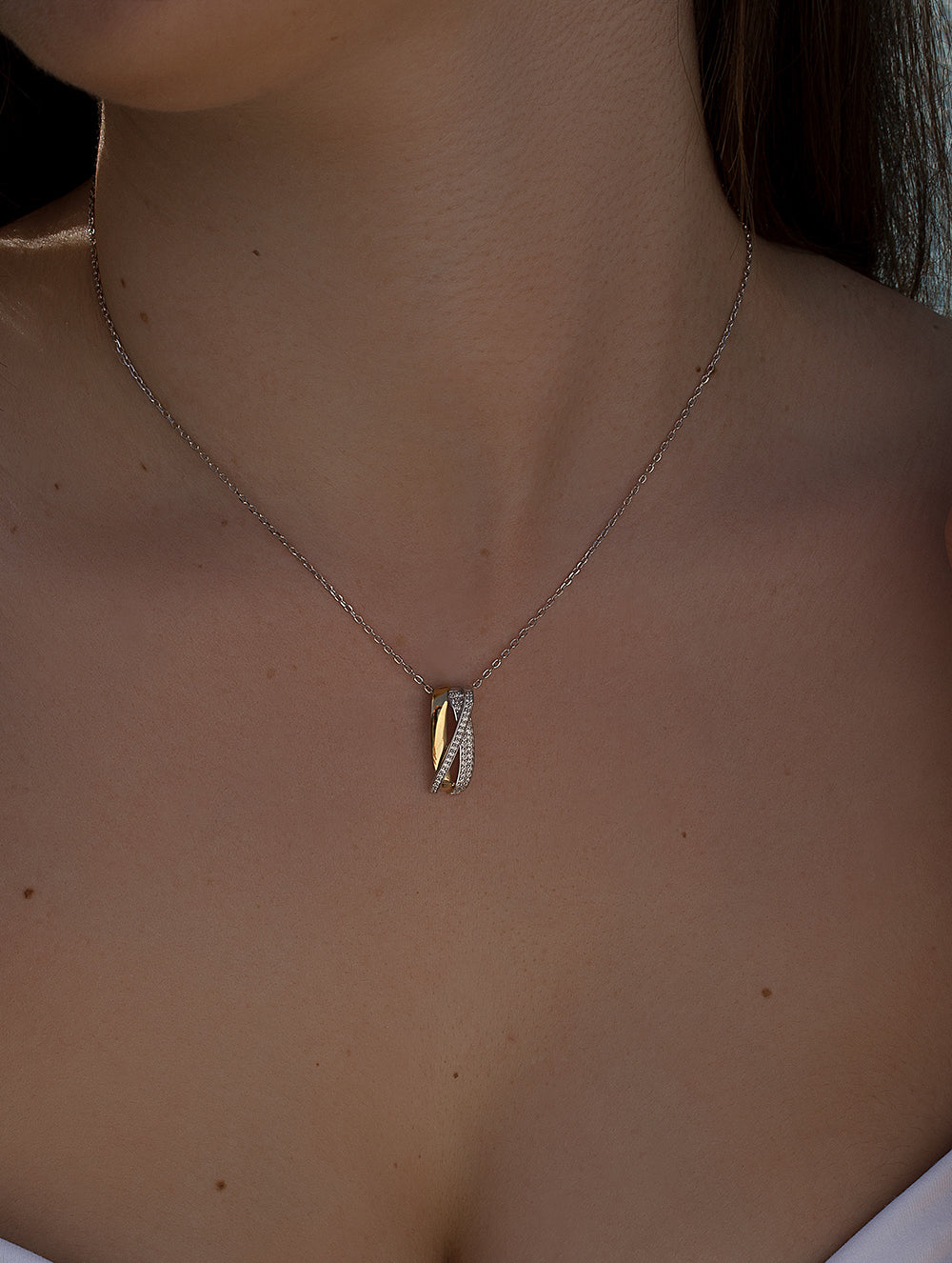 Colgante bicolor formado por un carril de circonita cruzado