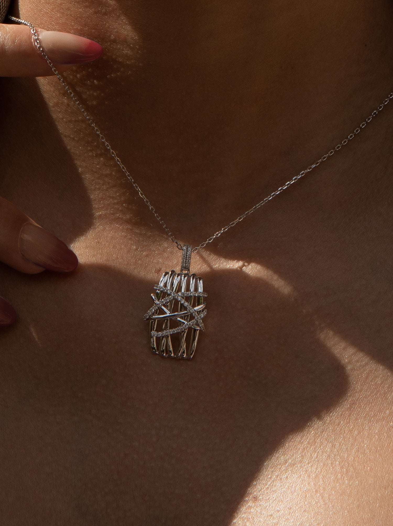 Colgante brillante de plata con detalle entrecruzado