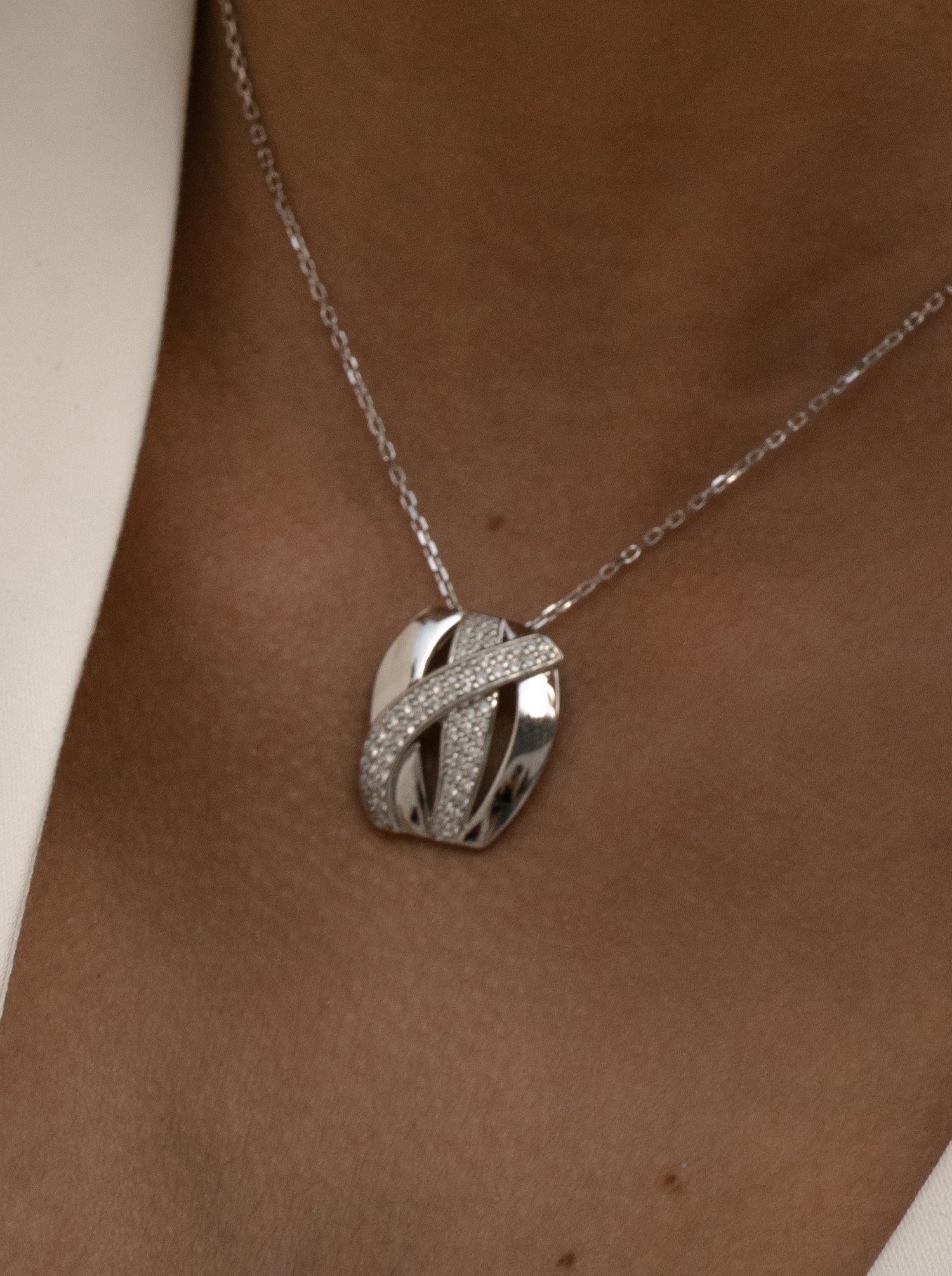 Colgante brillante de plata diseño cruzado con circonitas