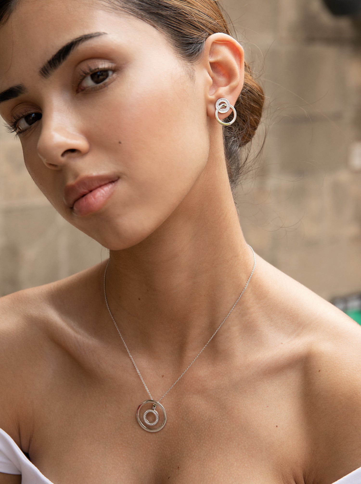 Colgante brillante de plata diseño doble círculo con circonitas