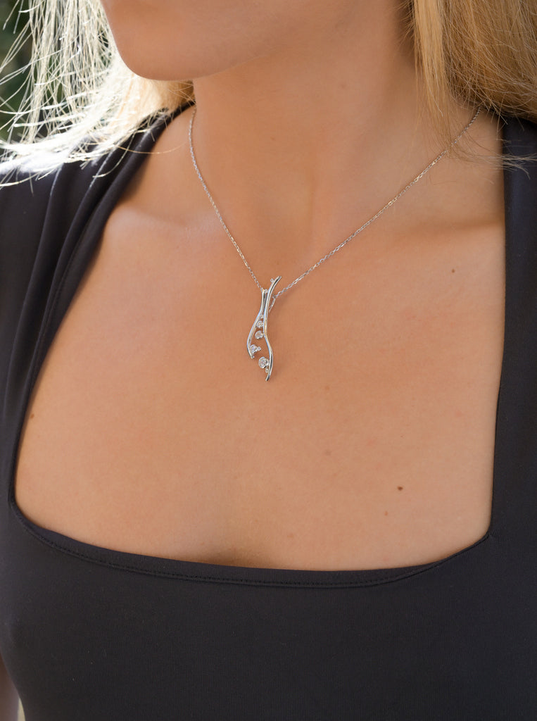 pendant brilliant in curved shapeelegant style