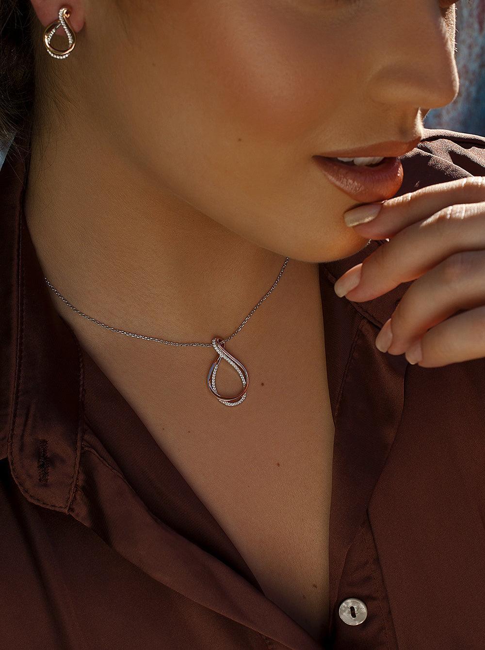 Colgantes bicolor de plata con circonita y curl bañado en oro rosa