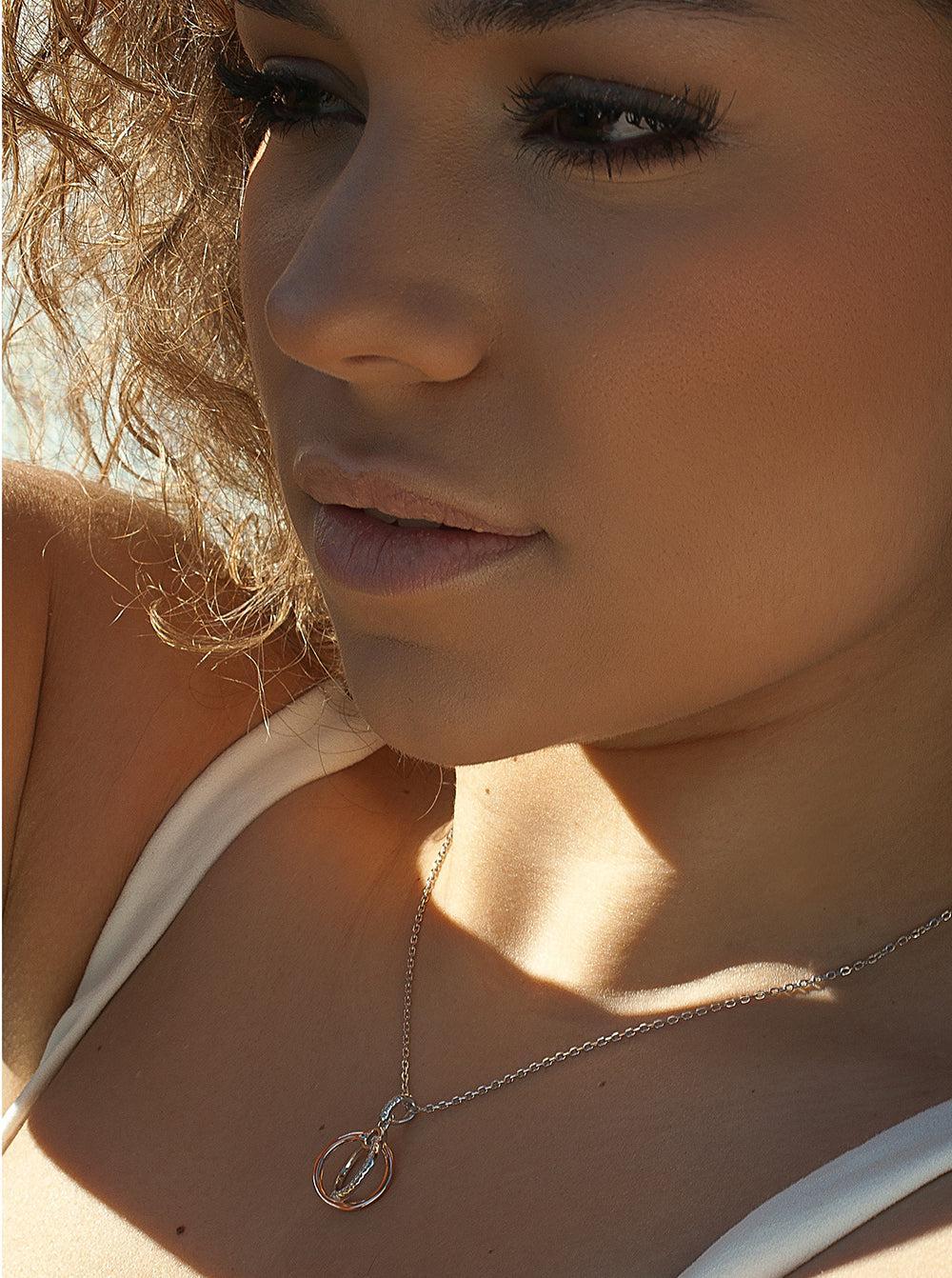 pendentifs bicolore de argent design de double créole et zircon