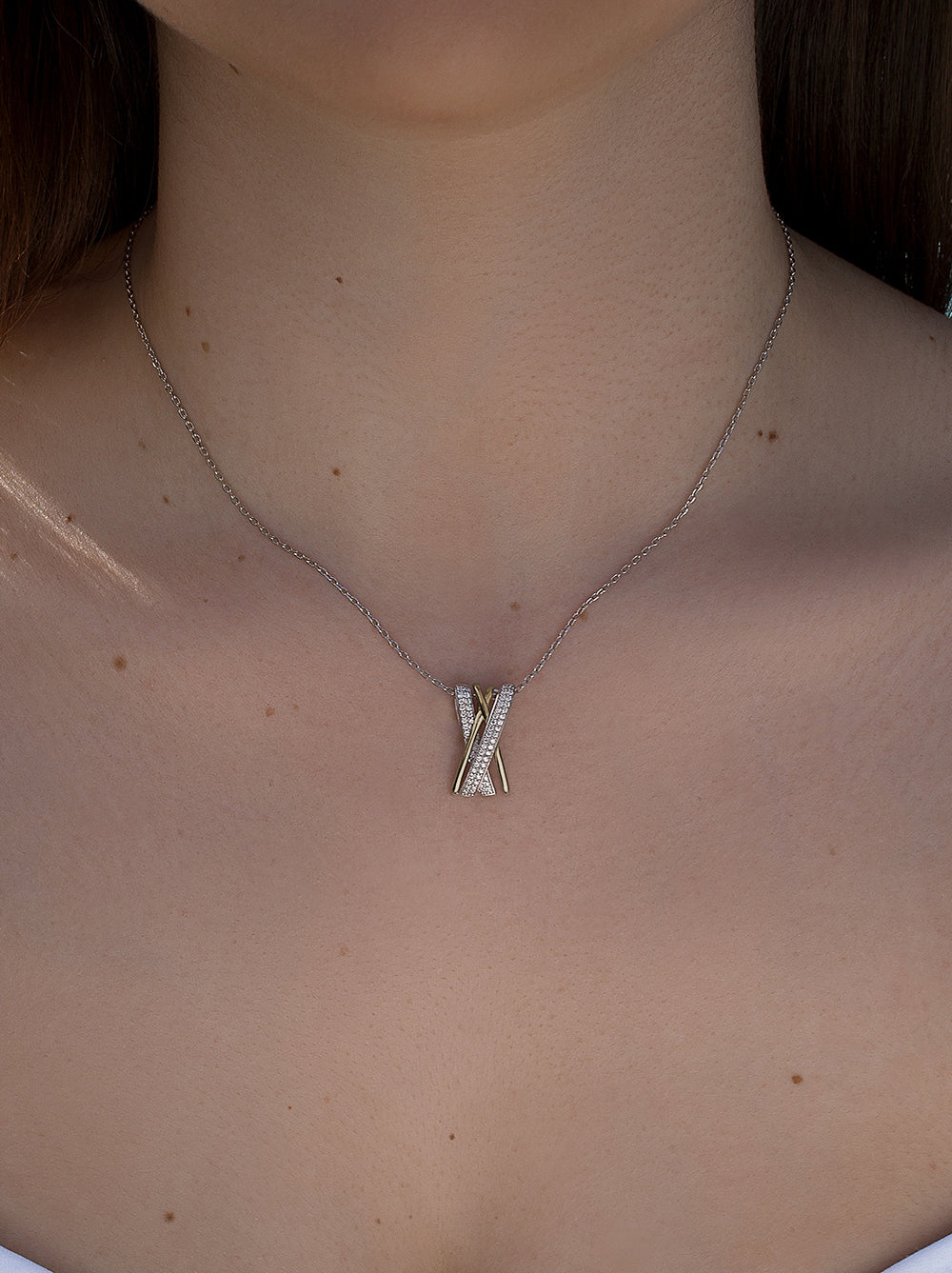 Colgantes bicolor diseño cruzado de circonitas y plata lisa