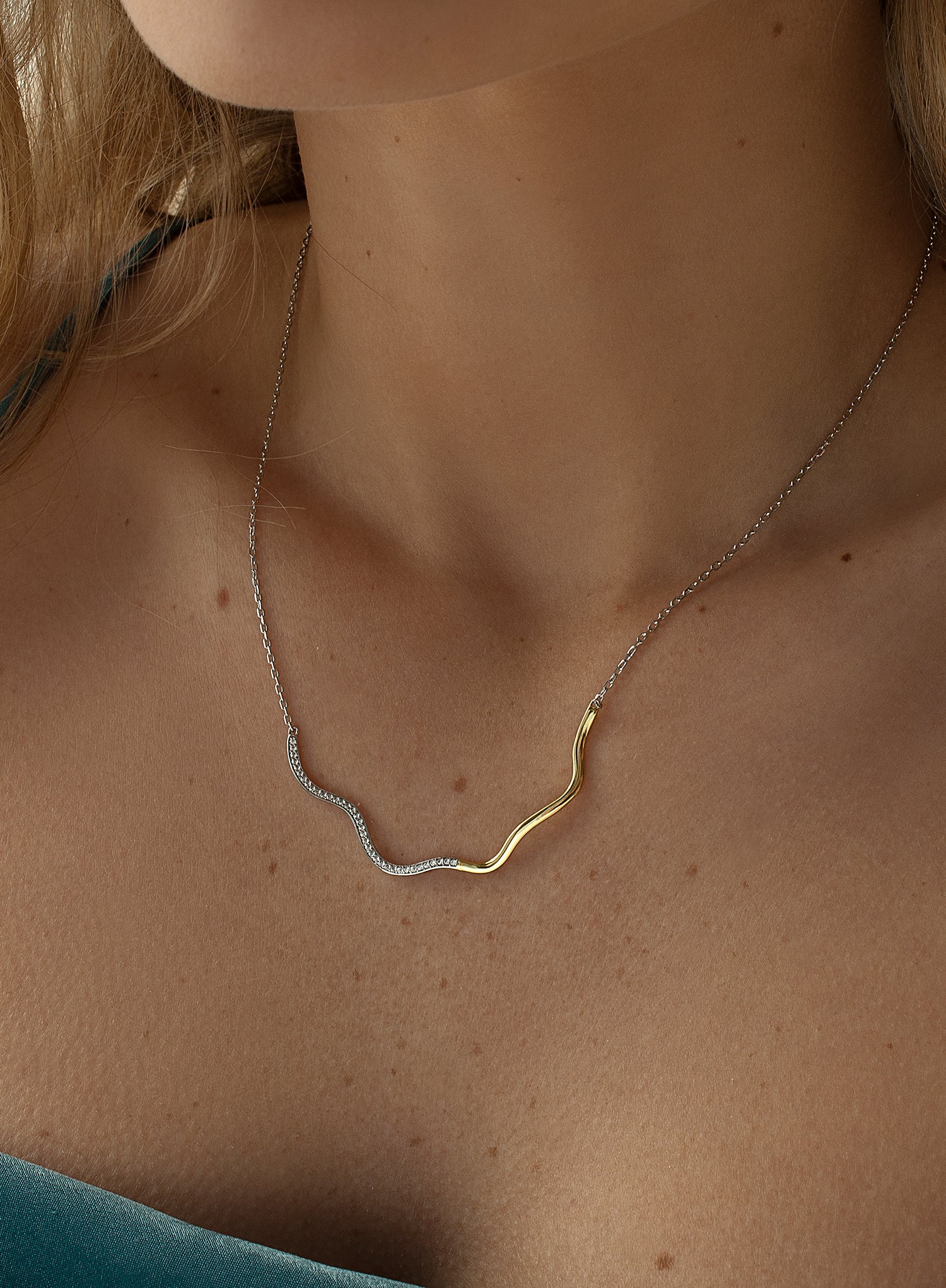 Colgantes bicolor diseño de onda con circonitas