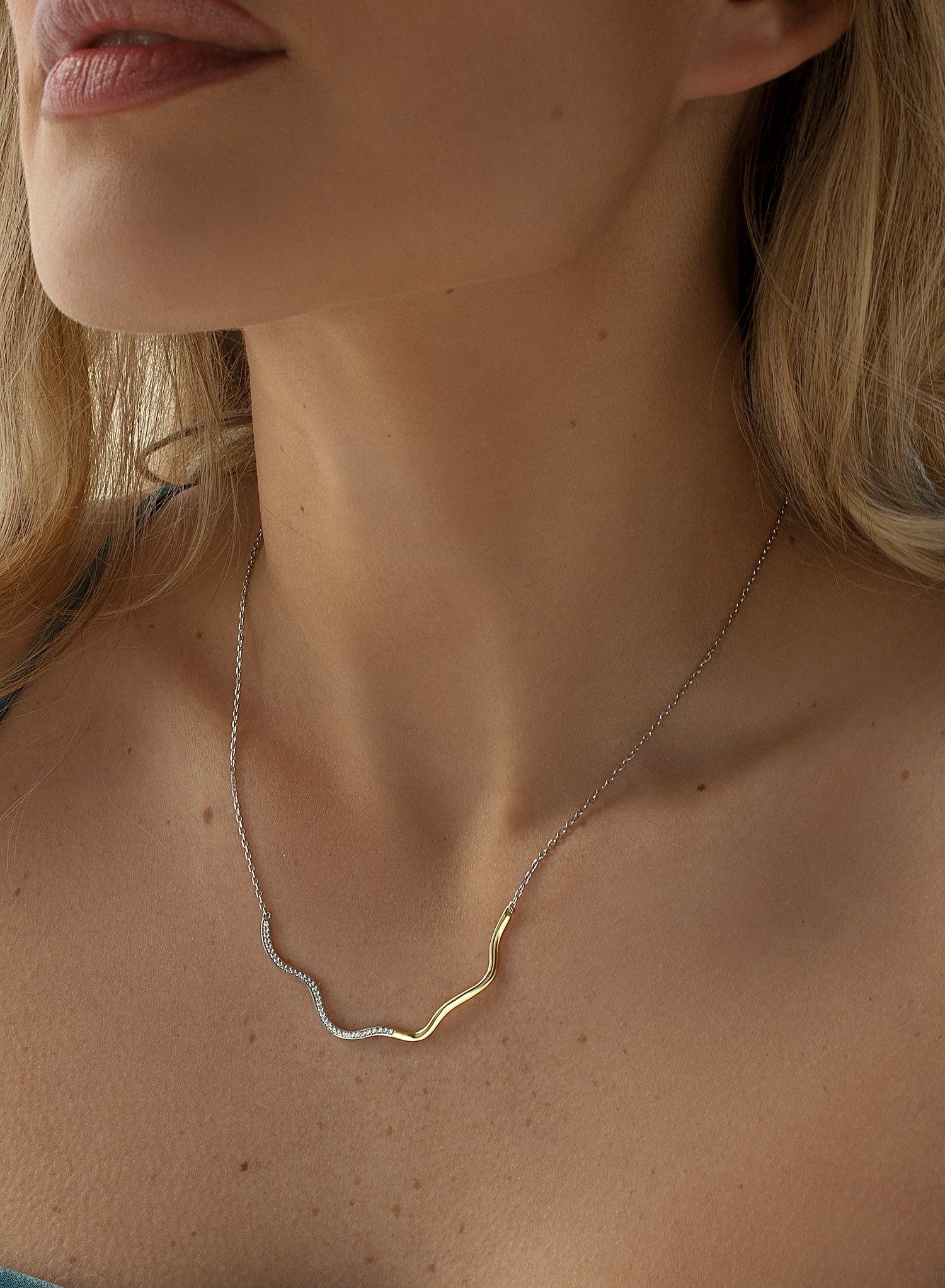 Colgantes bicolor diseño de onda con circonitas