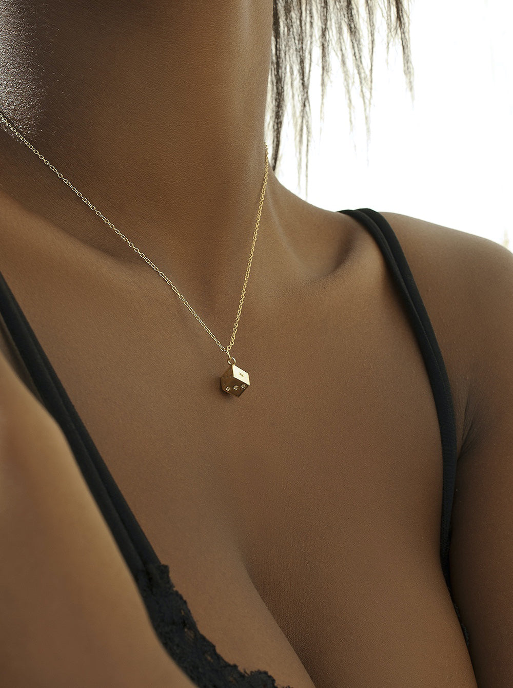 Colgantes pequeños de plata bañada en oro diseño dado-LINEARGENT