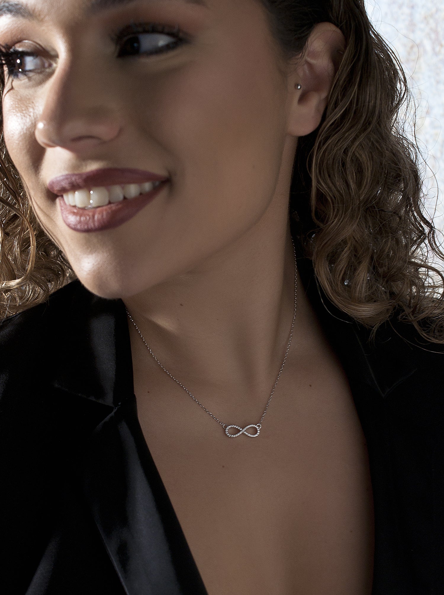 Colgantes pequeños motivo infinito con circonitas