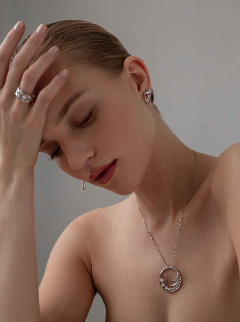 Collar circular espiral de plata con circonitas