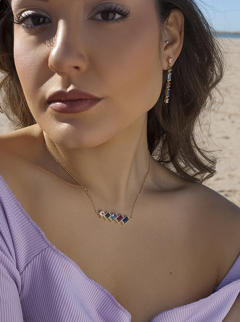 Collar con gemas multicolor de diferentes tamaños.