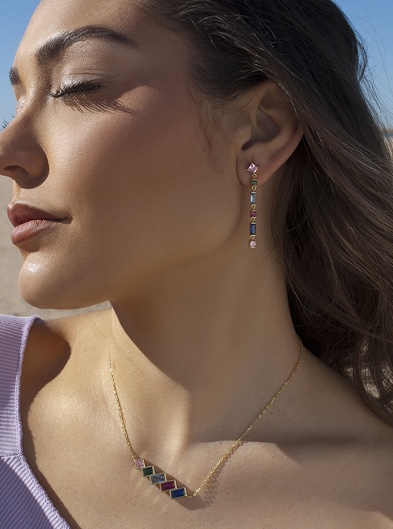 Collar con gemas multicolor de diferentes tamaños.