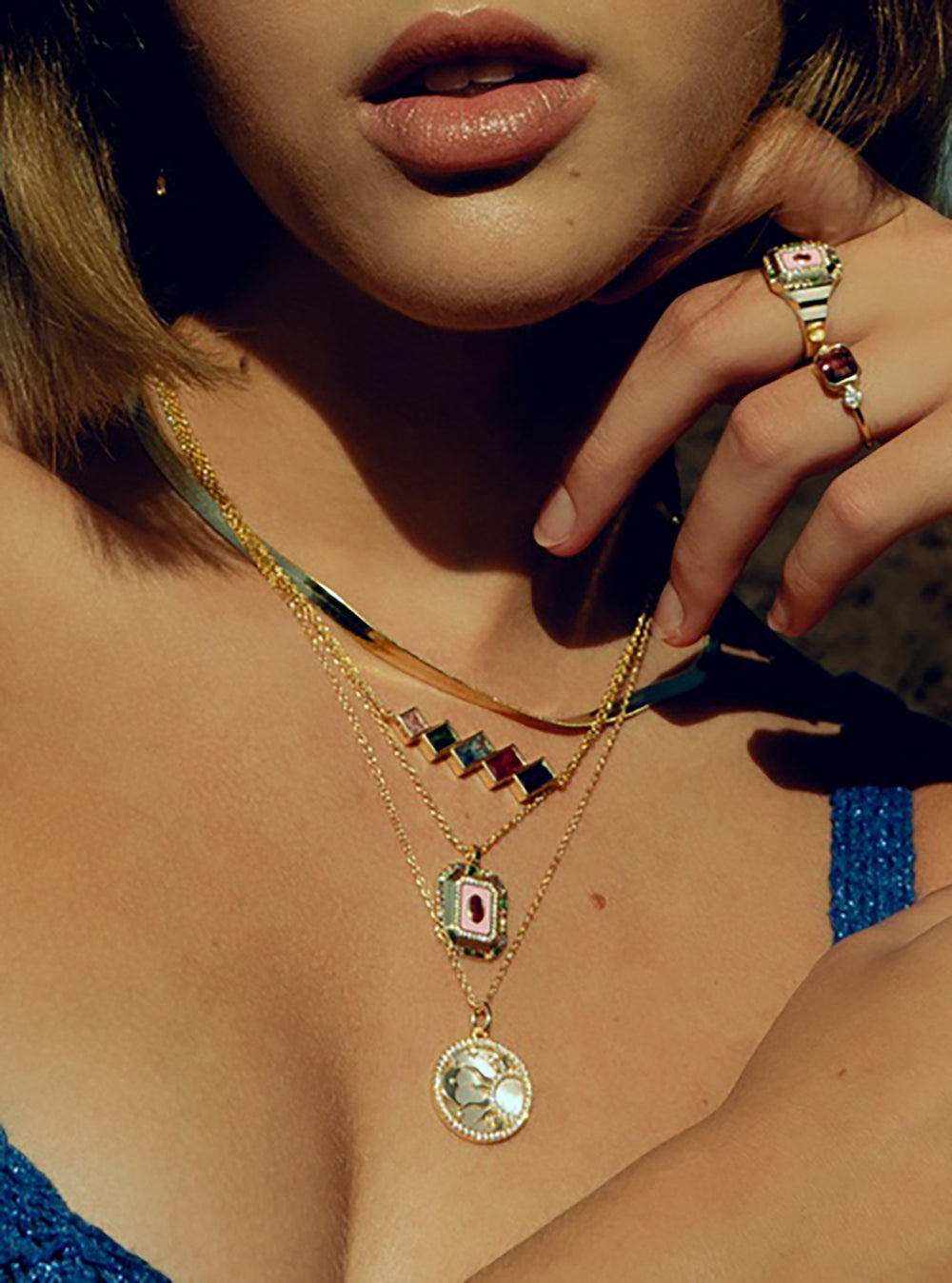 Collar con gemas multicolor de diferentes tamaños.