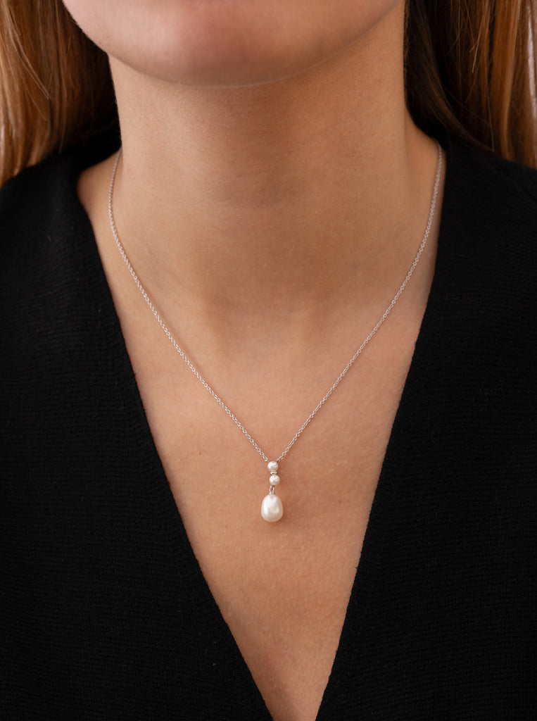 necklace with silver pearl minimal style and elegant