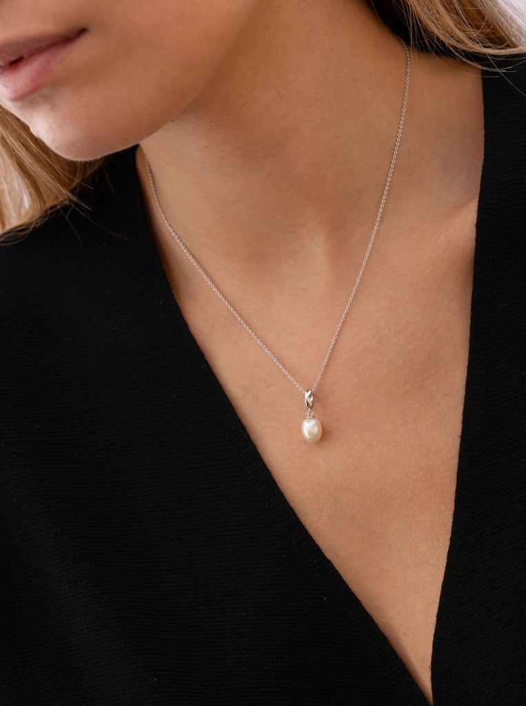 Collar con perla diseño clásico y sofisticado