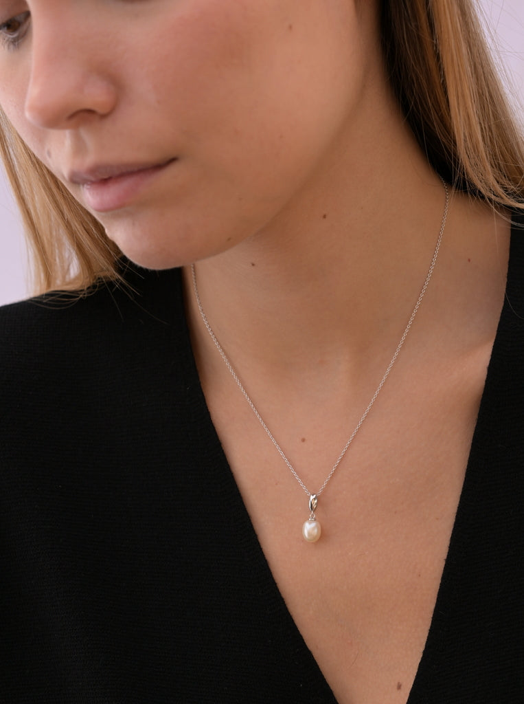 Collar con perla diseño clásico y sofisticado