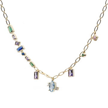 Collar con piedras de distintas formas y tonos frios