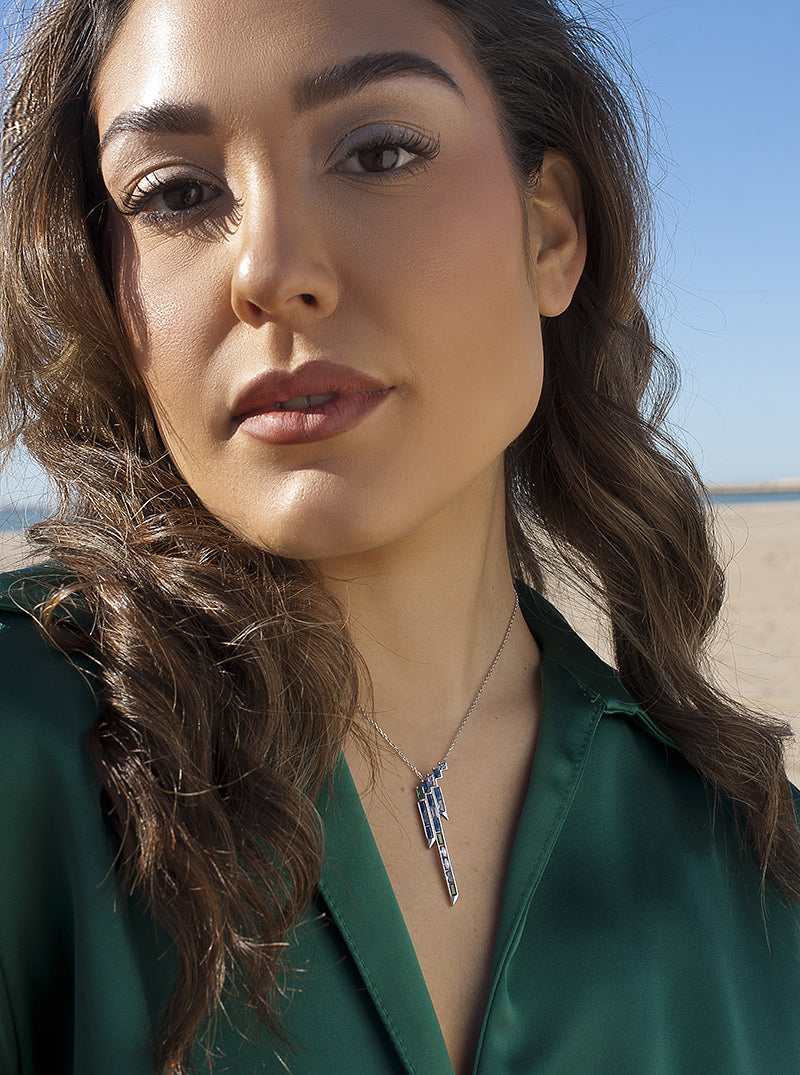 Collar con piedras tono azul estilo geométrico