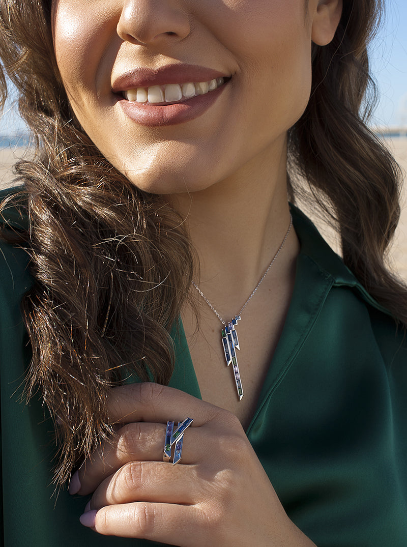 Collar con piedras tono azul estilo geométrico