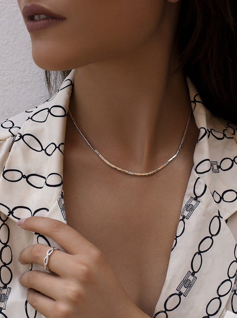 Collar corto de plata diseño semi rígido y circonitas