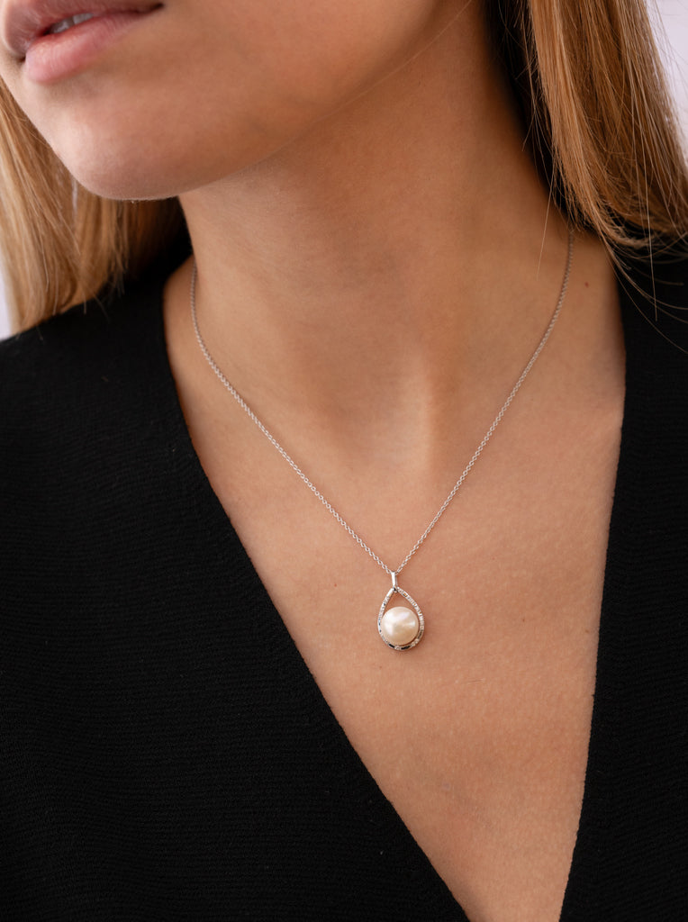 Collar de perla con envoltura de circonita en forma gota