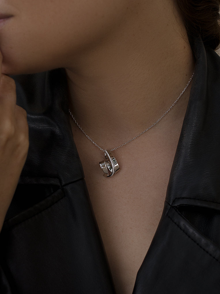 Collar de plata con circonitas dieño enredado desigual