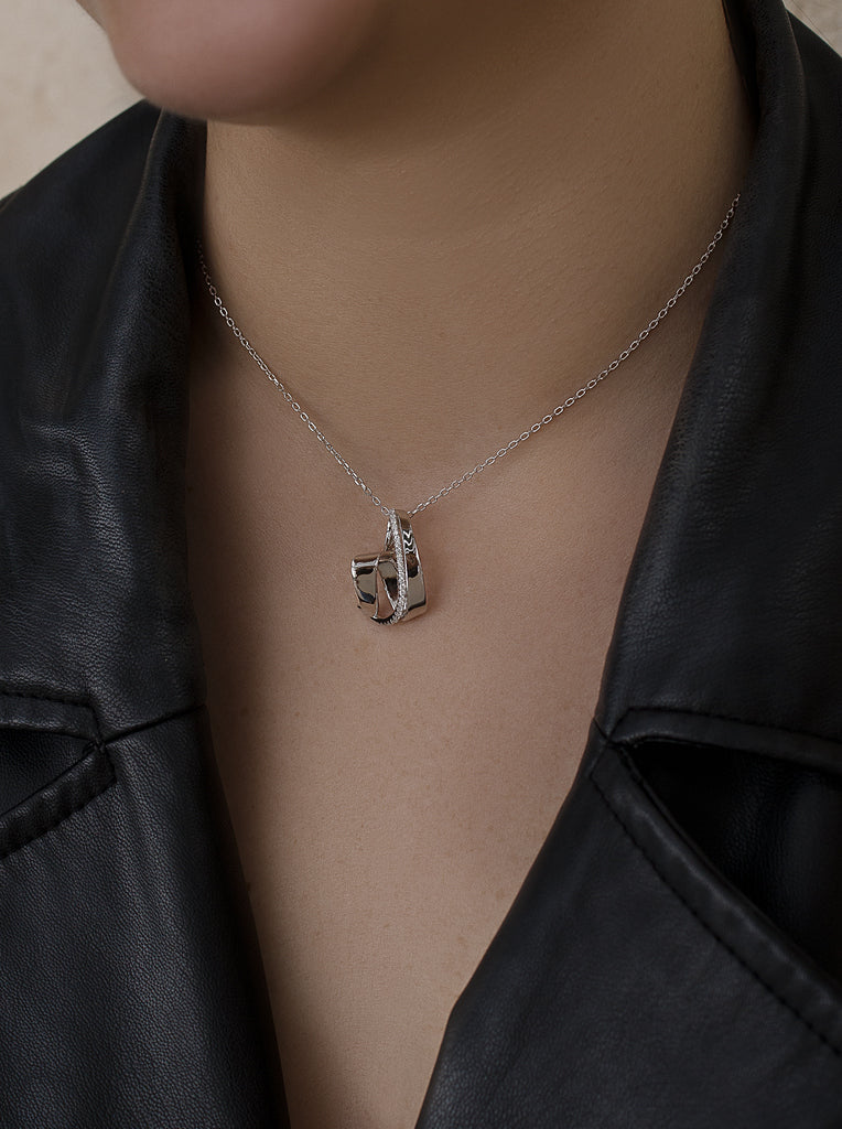 Collar de plata con circonitas dieño enredado desigual