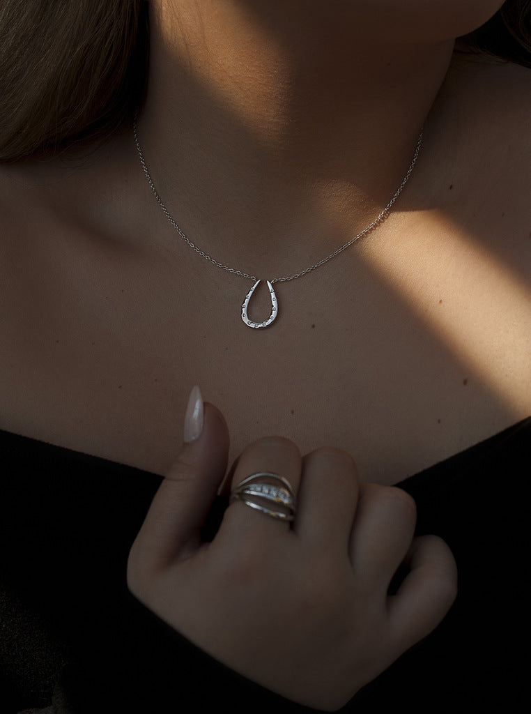 Collar de plata con circonitas en forma de herradura