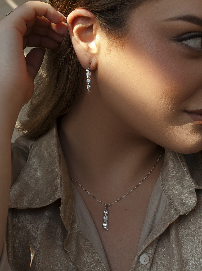 Collar de plata diseño espiral con circonitas